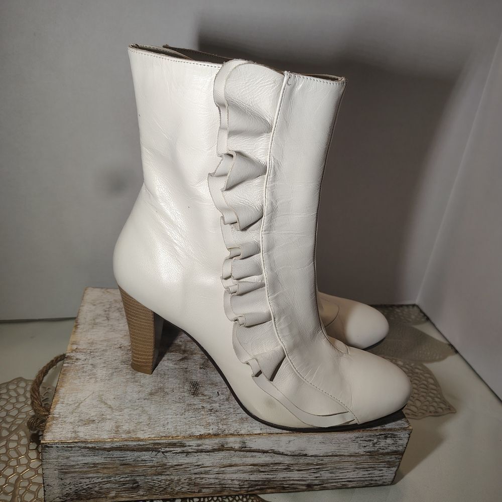 Vintage Newport News Ivory Ruffle Heeled Boots Size 9 Pretty
